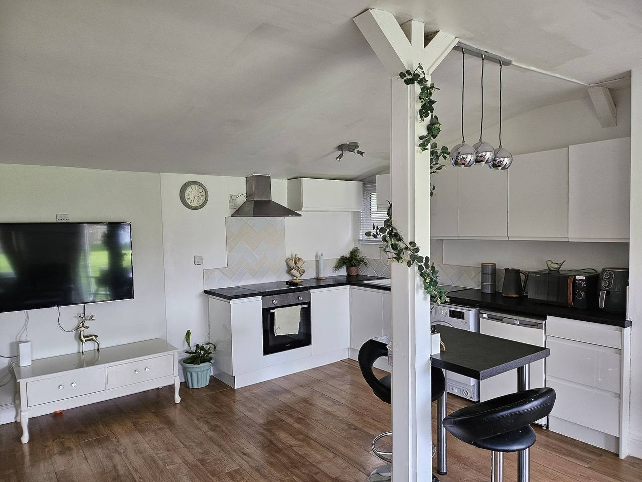 Dunmow 1-Bed Cabin, Sleeps 4, 10 mins to Stansted in Great Dunmow, Essex
