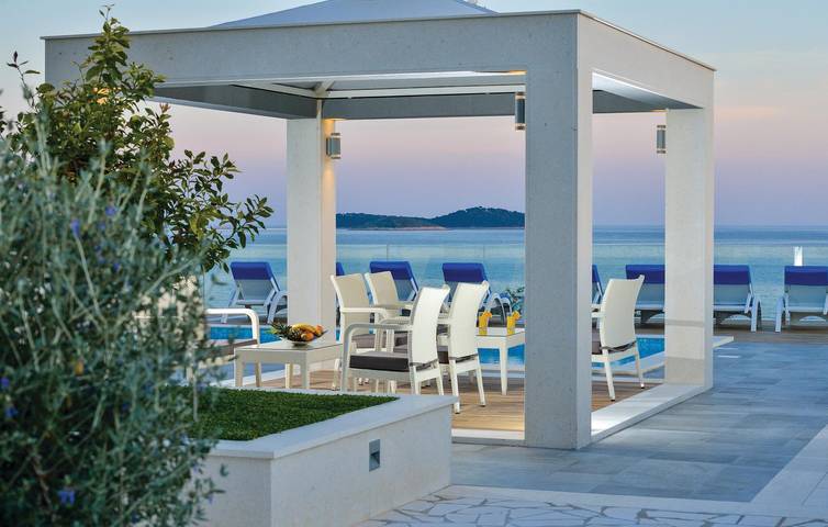 Ganze Ferienwohnung, Gemütliches Apartment mit Pool und Terrasse, 1,5 km zum Strand in Rogoznica, Šibenik-Knin