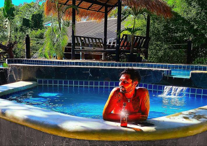 Auberge pour 2 personnes, avec terrasse et piscine, animaux acceptés