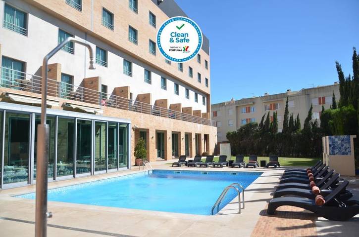 Hôtel pour 3 personnes, avec Terrasse ainsi que Jardin et Piscine dans Paço de Arcos
