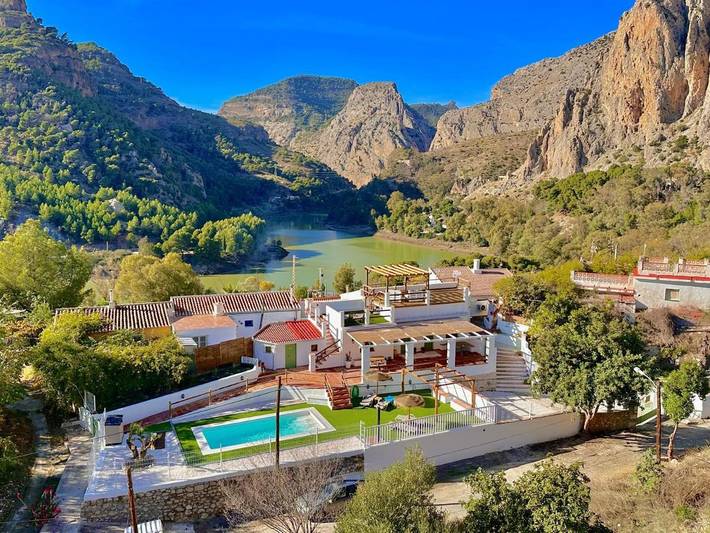 Casa rural para 3 personas, con Terraza y Jardín además de Piscina y Vistas al lago en El Chorro - 2