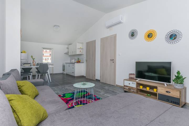 Ferienwohnung für 4 Personen, mit Terrasse und Ausblick in Podstrana