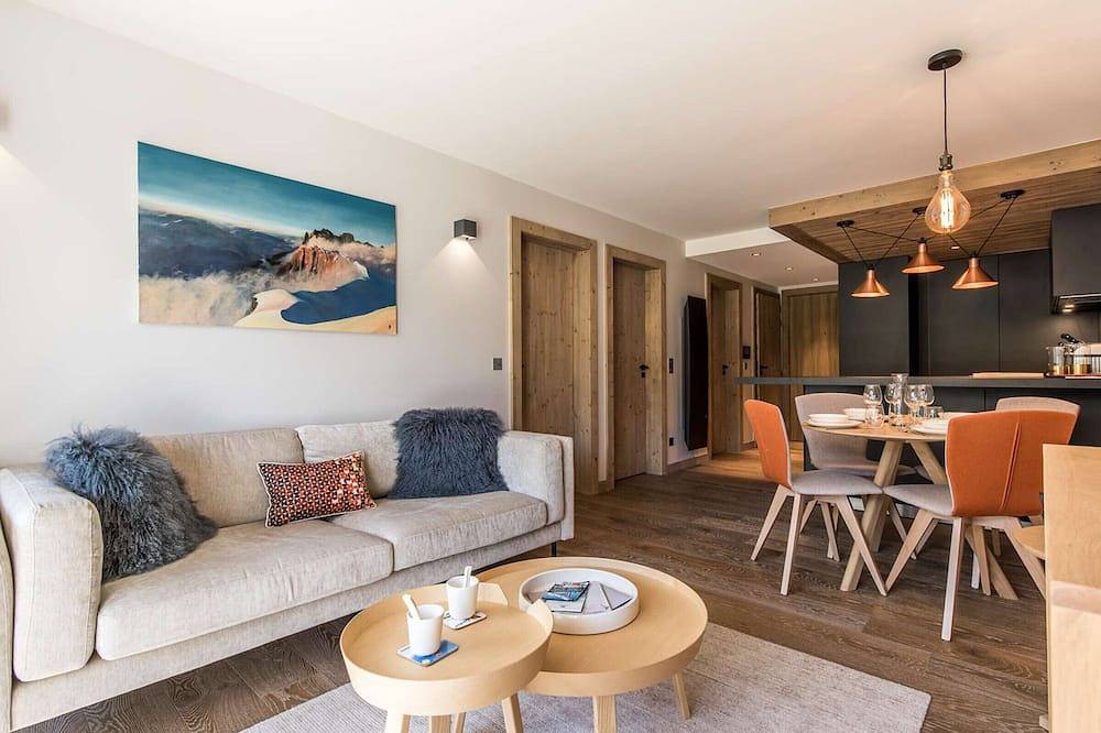 Entire apartment, Cozy Apt Courchevel Village, Center & Ski Access, Sleeps 4, Balcony, Parking, Spa in Saint-Bon-Tarentaise, Les Trois Vallées