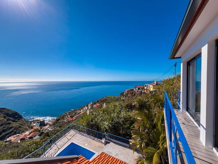 Location de vacances pour 4 personnes, avec jardin ainsi que terrasse et piscine à Calheta