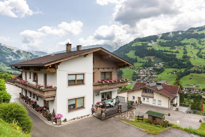 Ganze Wohnung, Ferienwohnung 'Dornauer Sommer' mit Bergblick, Balkon und Wlan in Tuxer Alpen, Hippach
