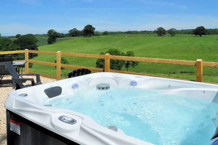 Vacation rental for 2 people, with yard and hot tub in Wiltshire