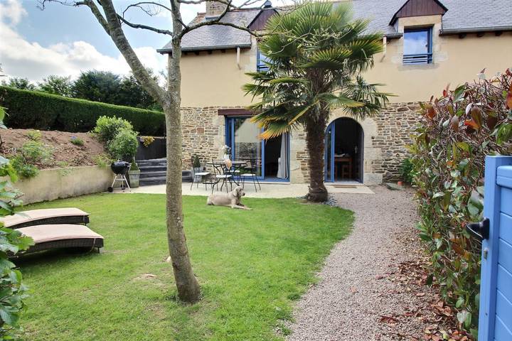 Gîte pour 4 personnes, avec terrasse ainsi que piscine et jardin à Plouasne - 2