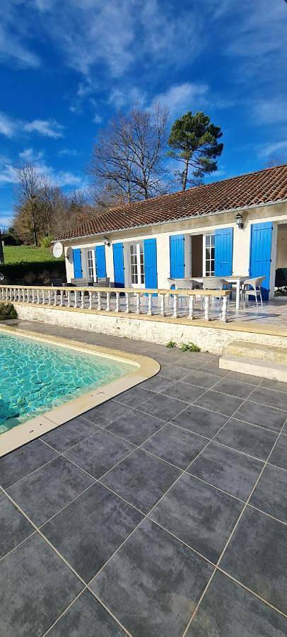 Location de vacances pour 6 personnes, avec piscine ainsi que vue et jardin, animaux acceptés à La Douze