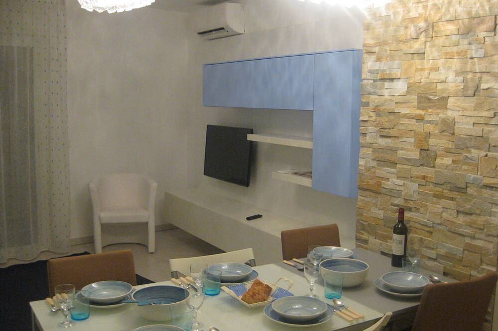 Entire apartment, 2 Bed Apartment with Pool in Beausoleil, Nice region