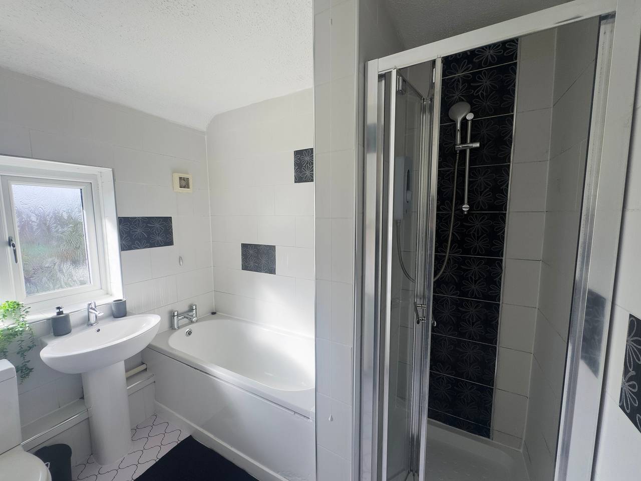 House - Sleeps 10 - Parking - Stn Close in Walsall, Birmingham Area