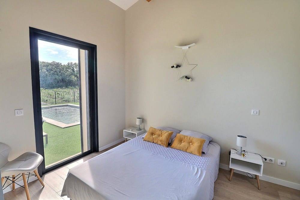 Villa Contemporaine Avec Piscine, au Coeur et au Calme du Vignoble in Bédarrides, Vaucluse