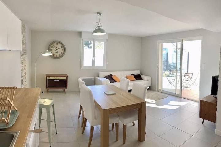 Appartement entier, Appartement lumineux avec cour ensoleillée, havre de paix dans un hameau typique in Dolus-d'Oléron, Côte de Beauté