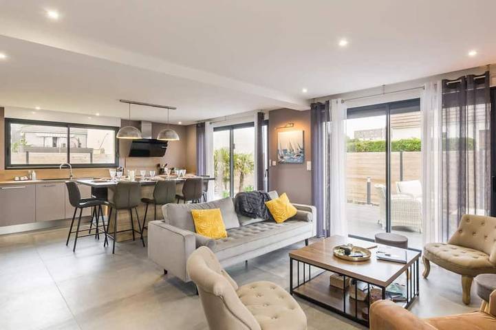 Gîte pour 8 personnes, avec Terrasse ainsi que Jardin et Sauna à Granville