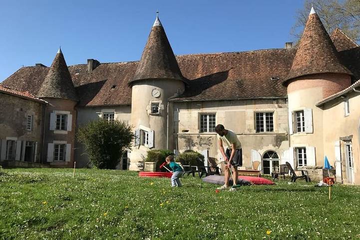 Gîte pour 17 personnes, avec jacuzzi et jardin à Montbron