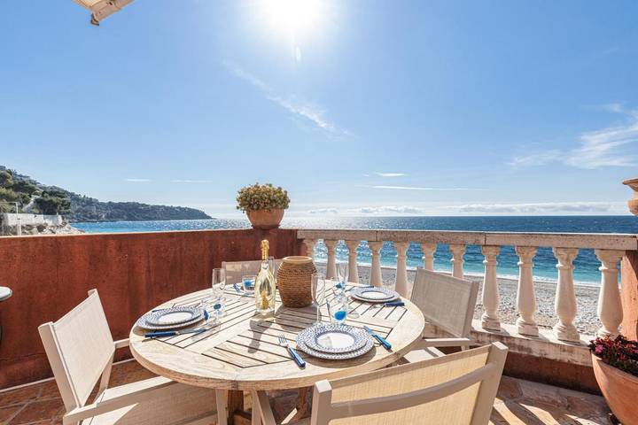 Gîte pour 4 personnes, avec piscine ainsi que vue et terrasse dans Plage Du Golfe Bleu Roquebrune Cap Martin