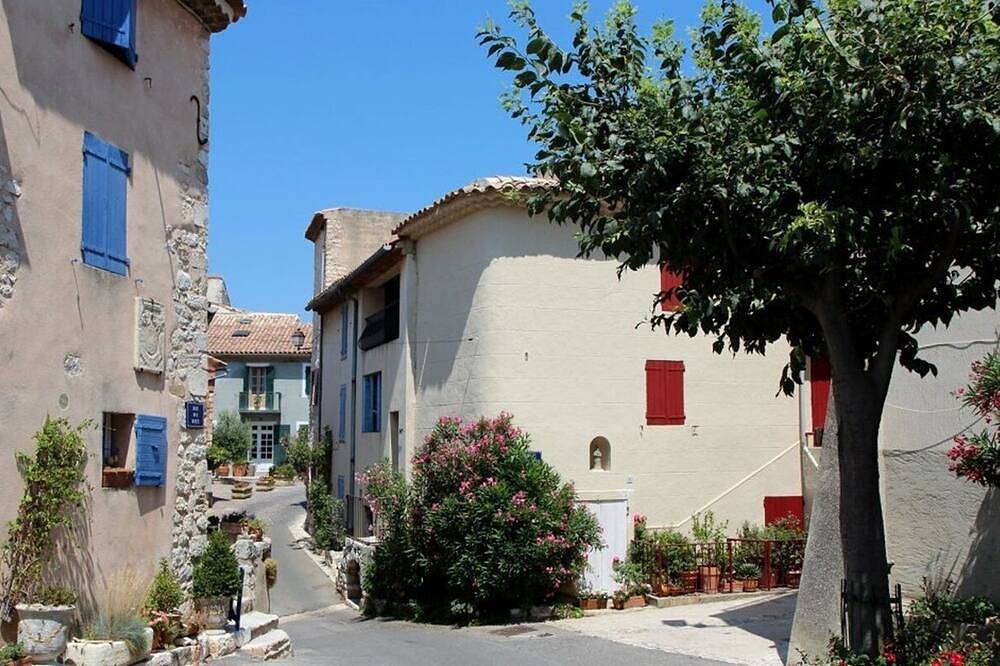 200M2 Wood Luxury Villa With Spectacular Views & Pool Near Aix-En-Provence in Ventabren, Region de Aix-en-Provence