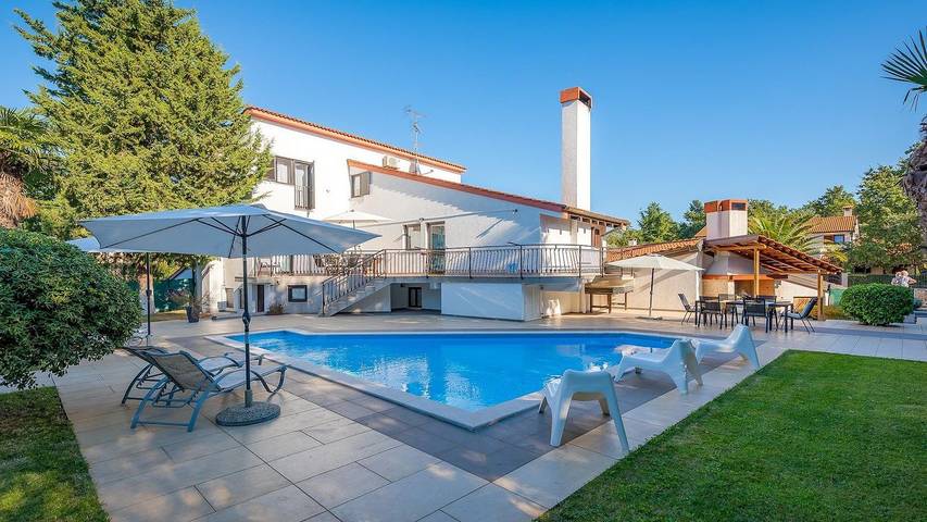 Ferienhaus für 9 Personen, mit Pool und Garten sowie Whirlpool, mit Haustier in Nova Vas