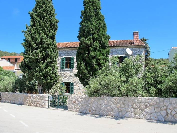 Ferienhaus für 8 Personen, mit Terrasse und Garten in Tisno