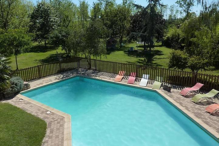 Location de vacances pour 22 personnes, avec terrasse et jardin à Gardonne