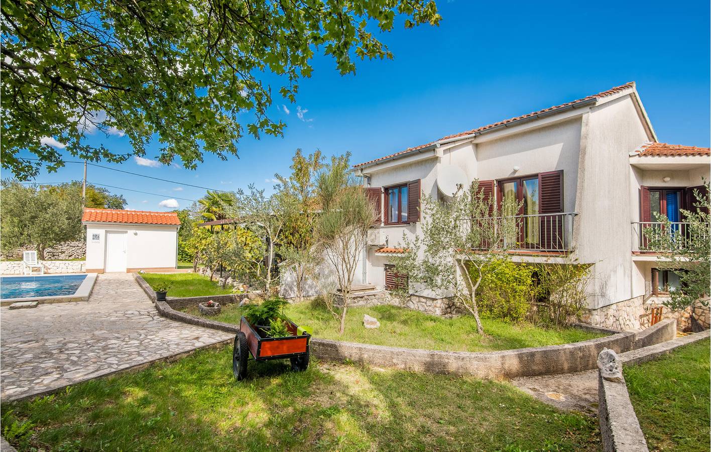 Charmantes Apartment, 2 km vom Strand entfernt: Geräumiges Apartment mit Pool und Terrasse in Gostinjac, Krk