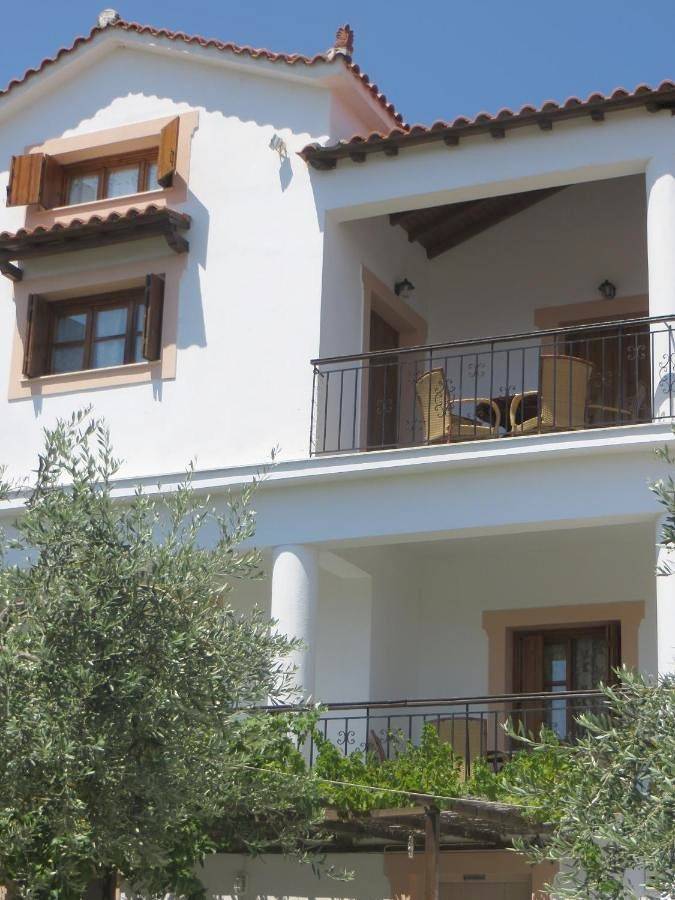 Gîte pour 6 personnes, avec vue ainsi que piscine et jardin, adapté aux familles dans Stafylos - 4