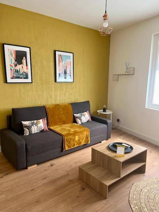 Appartement entier, One-Bedroom Apartment in Salon-de-Provence, Côte méditerranéenne (France)