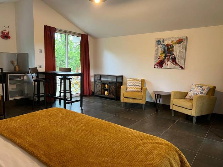Gîte pour 2 personnes, avec piscine et balcon ainsi que vue et jardin à Saint-Alban-Auriolles - 3