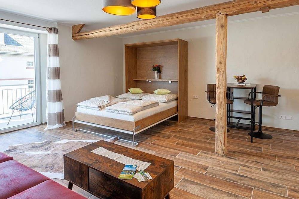 Ganze Wohnung, Heuboden mit Balkon u.Maarblick für 1-2 Pers. - Hof Krebs, Ferienwohnungen in Schalkenmehren, Vulkaneifel