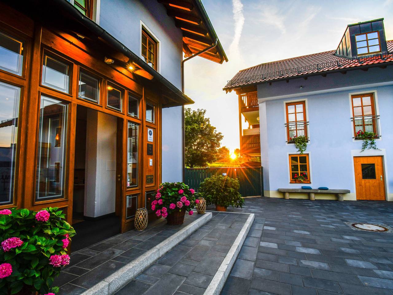 Landhaus Tanner - Doppelzimmer Verdi, Rainshowerdusche, Kingsizebett, Balkon/Terrasse, 30 qm in Waging am See, Rupertiwinkel