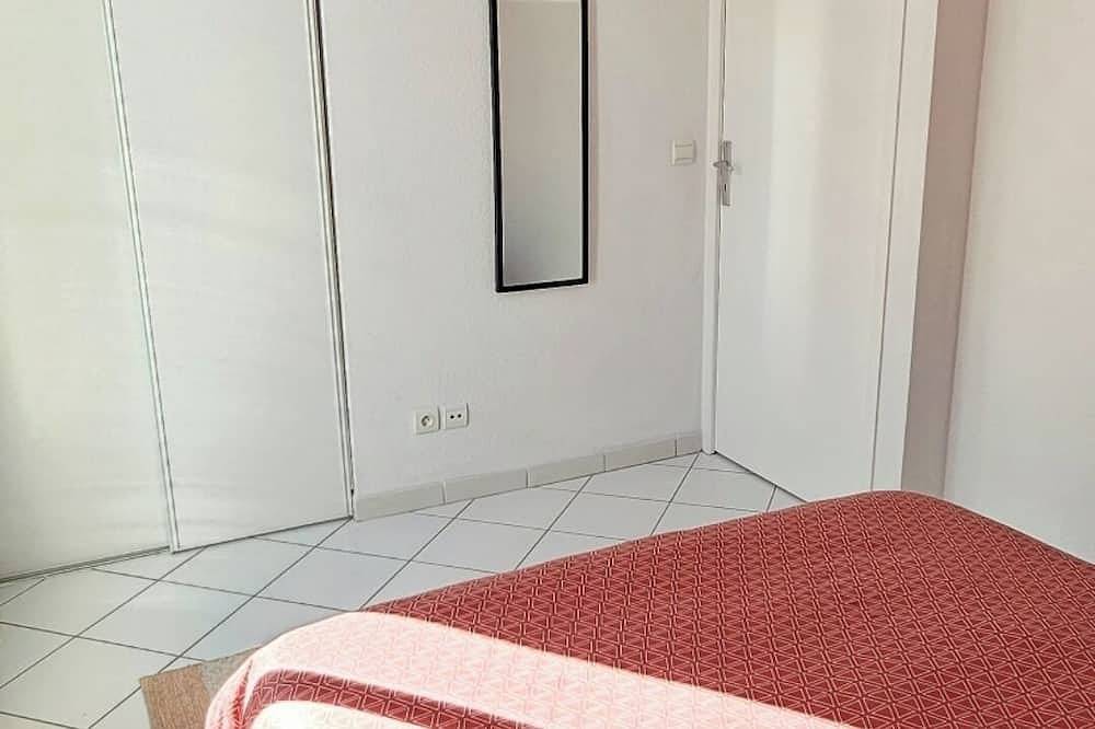 Entire apartment, Appartement Solaire Duplex Avec Terrasse en Bois in Pessac, Bordeaux region