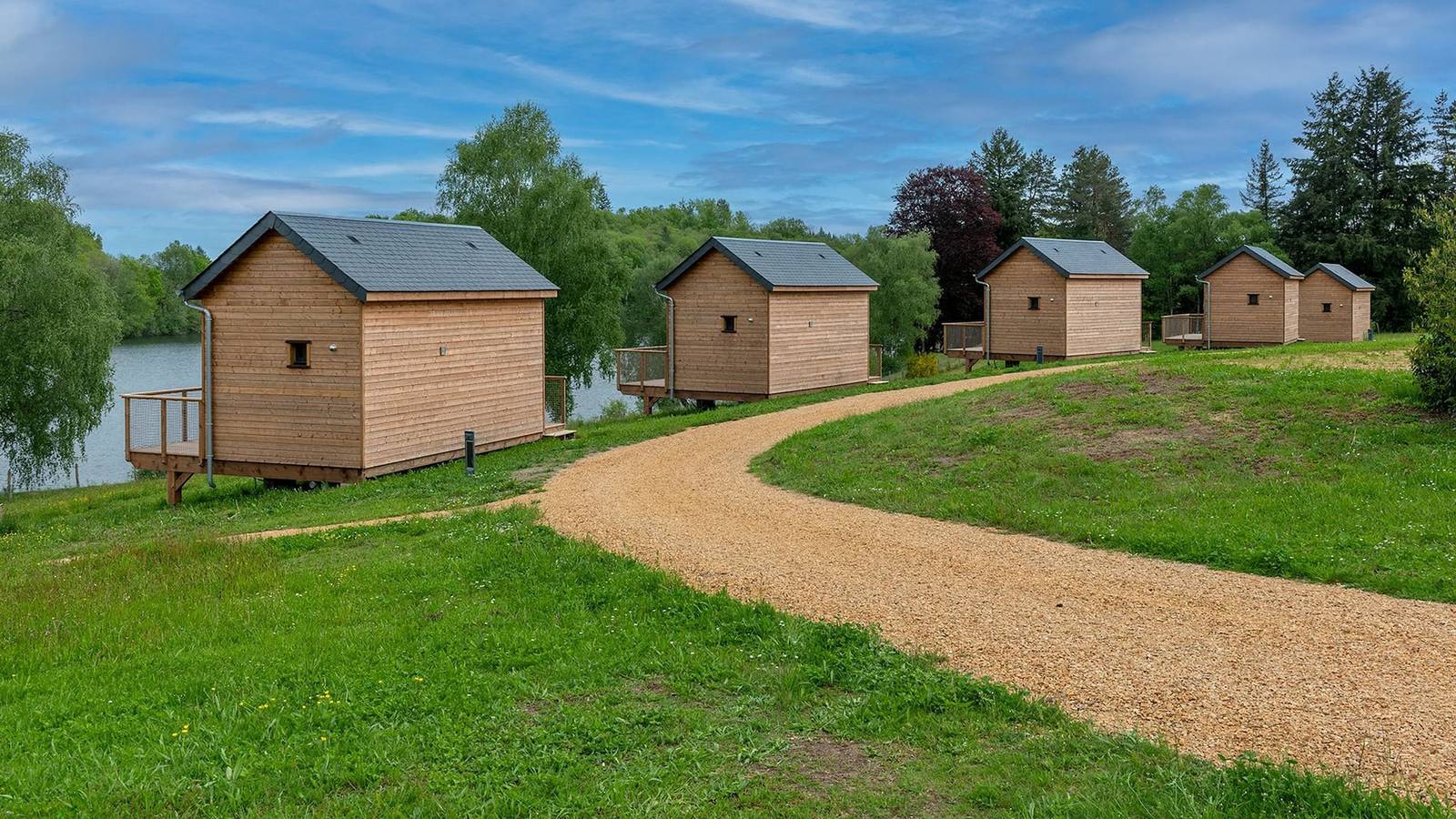 Entire apartment, Huts lac view (2 adults + 2 children (under 12)) in Meyrignac-l'Église, Tulle region