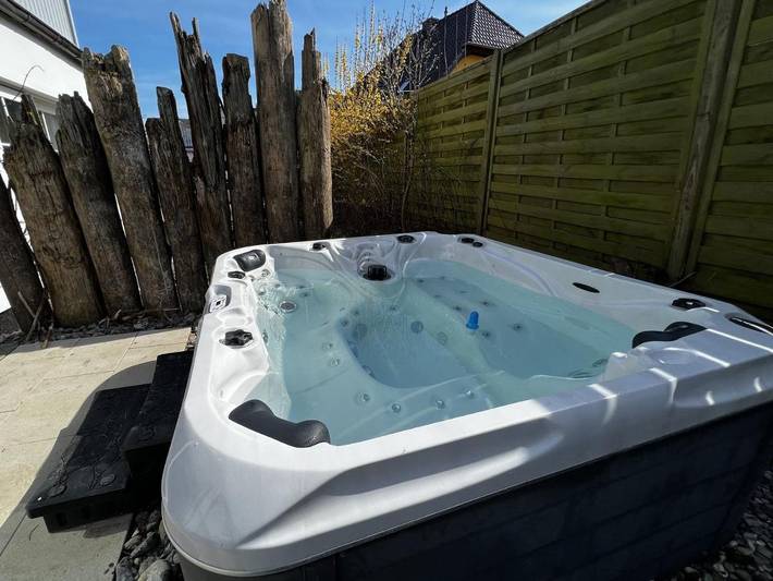 Villa für 10 Personen, mit Balkon und Whirlpool sowie Terrasse und Garten