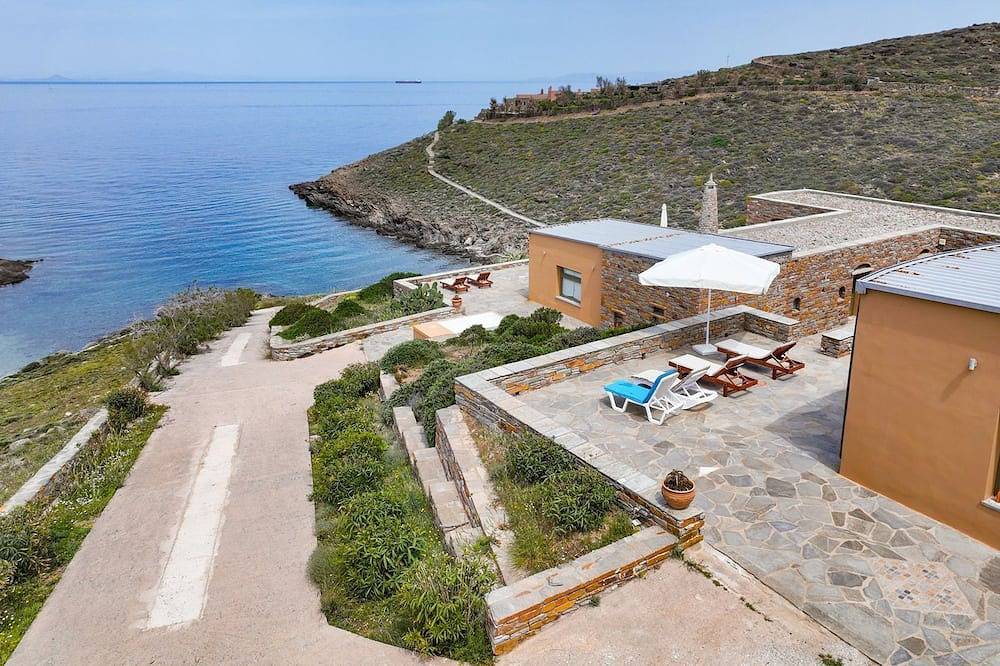 Villa Lena:Beachfront Villa 70 m to sandy isolated Beaches C/spa outdoor jacuzzi in Kea