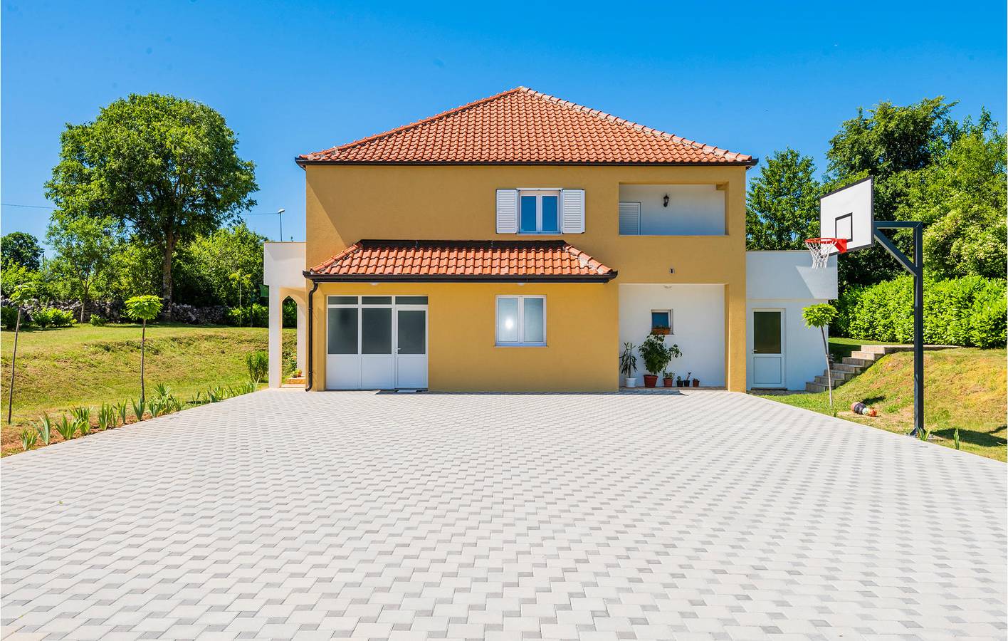 Reizende 2-Zimmer-Wohnung mit Pool und Terrasse, 500 m vom Fluss Ričina entfernt in Imotski, Makarska Riviera