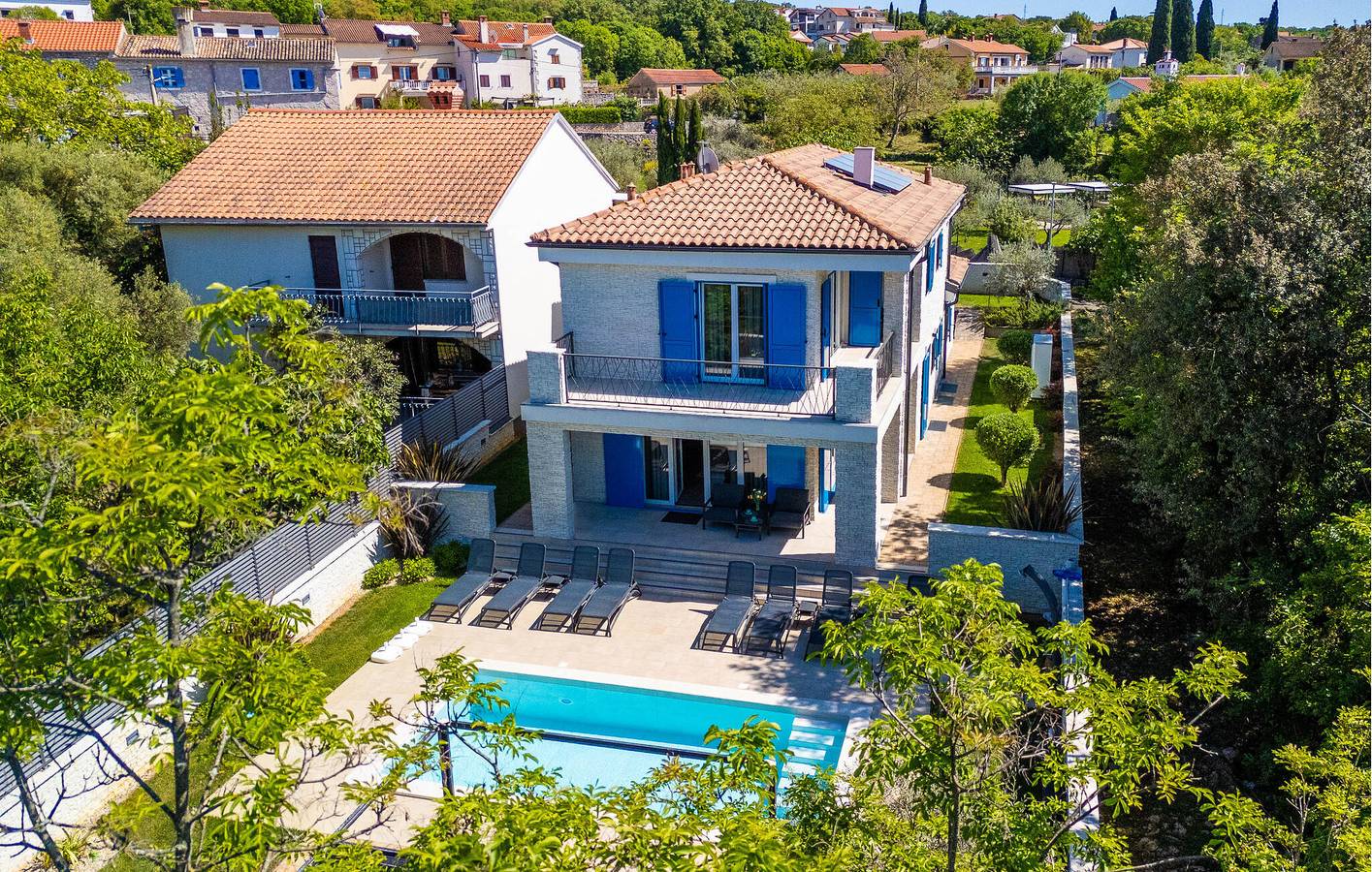 Geräumige 2-Zimmer-Wohnung mit Pool, WLAN und 2 km entferntem Strandzugang in Malinska-Dubašnica, Krk