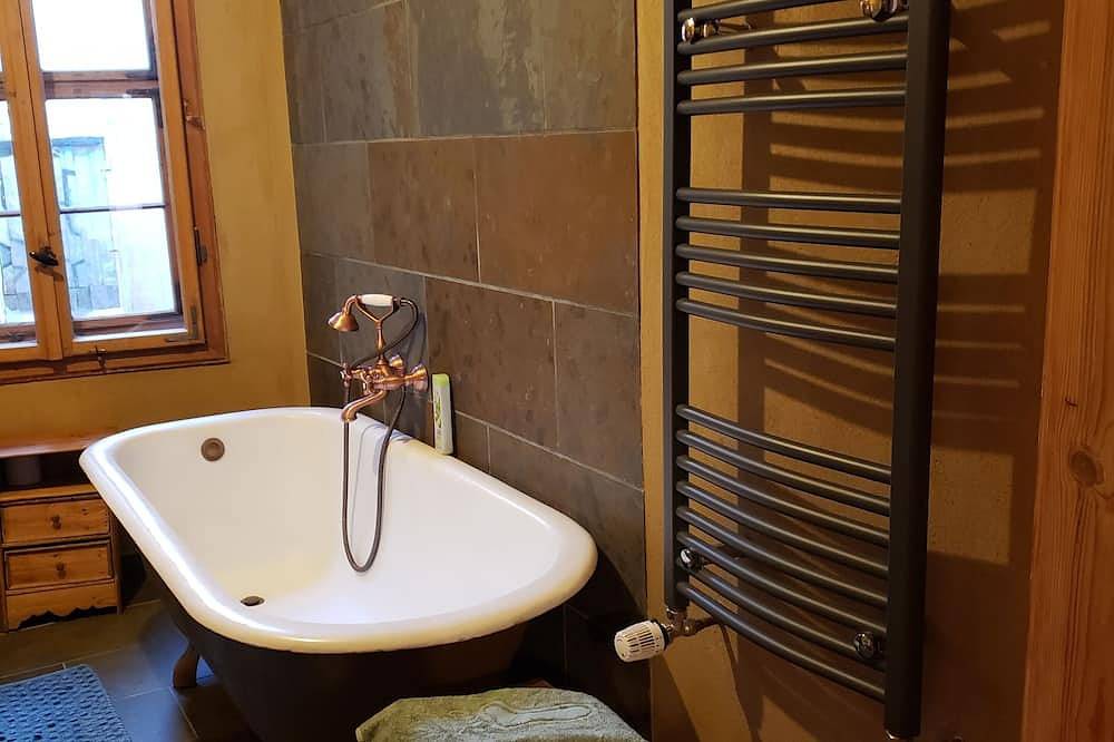 Ganze Wohnung, Gästezimmer Südfrankreich, lehmgeputzes Bad, Badewanne, Garten, Sauna, Küche in Greiz, Region Greiz