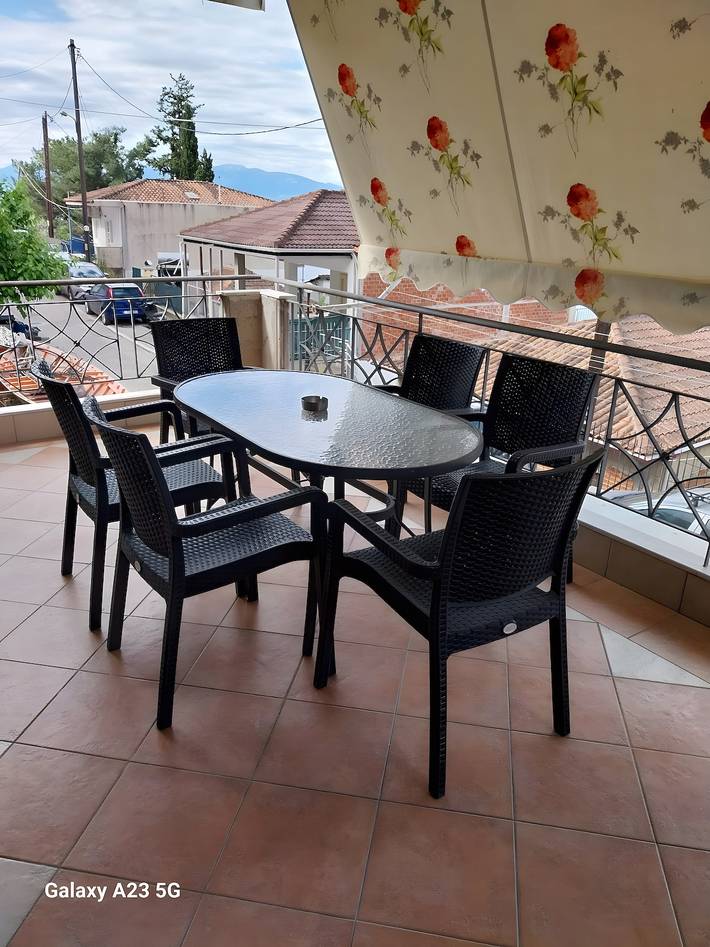 Appartement 'Menidi' met Uitzicht op Zee, Wi-Fi en Airconditioning