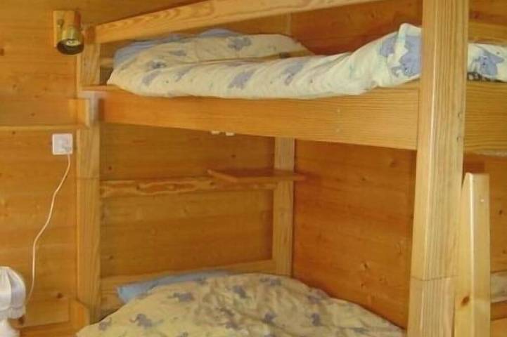 Chalet avec Bio Sauna confortable pour 8 personnes : Living avec cheminée - cuisine avec lave-vaisse in Grimentz, Anniviers