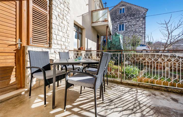 Gemütliche 1-Zimmer-Wohnung mit Terrasse in der Nähe des Flusses Krka in Raslina, Šibenik-Knin