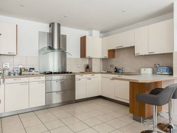 Log Cabin for 4 People in Poole, Poole Harbour, Photo 2