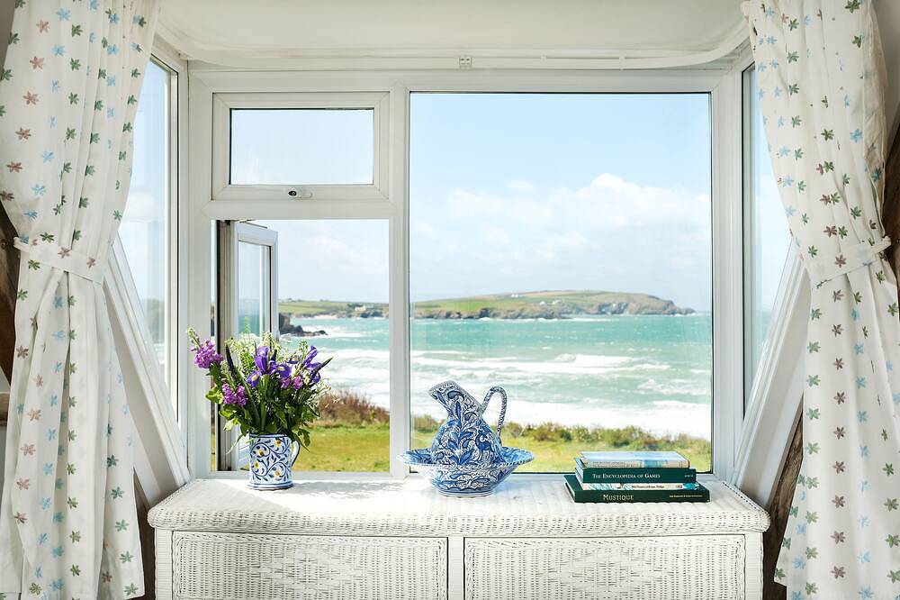 Fantastic Family Beach House, superb sea views & a stone's throw from the beach! in Trevone, Cornwall