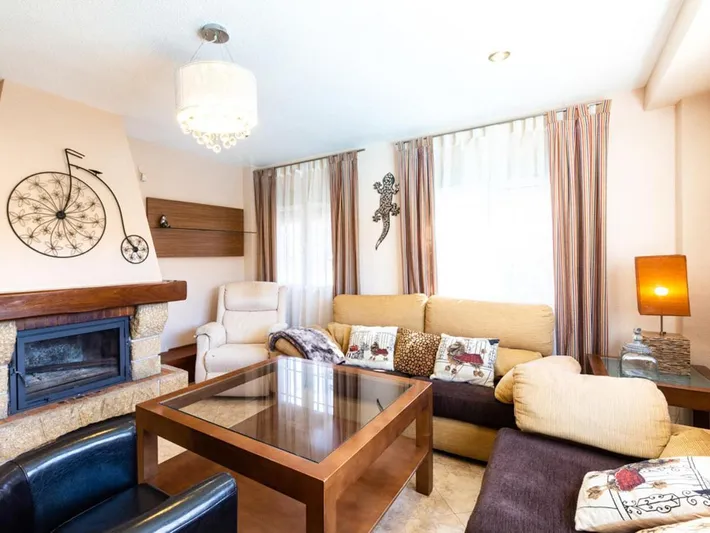 Chalet para 7 personas, con jardín además de terraza y piscina - 1