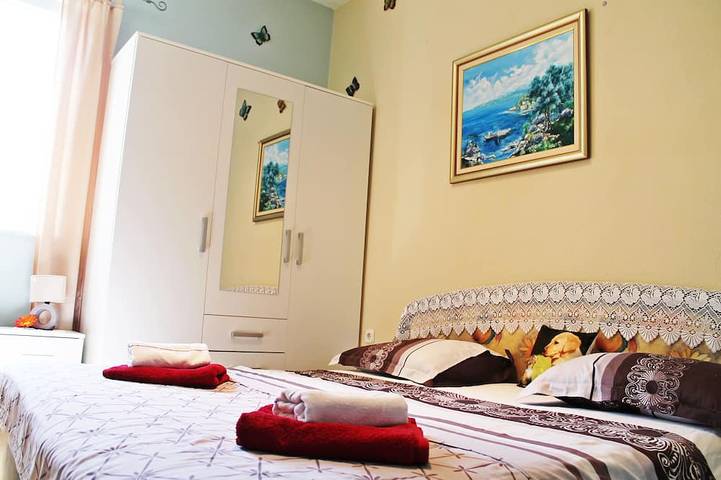 Ganze Wohnung, Große Waldwohnung, nur 450 m vom Strand, 4 km von der Altstadt von Trogir in Okrug Gornji, Ciovo