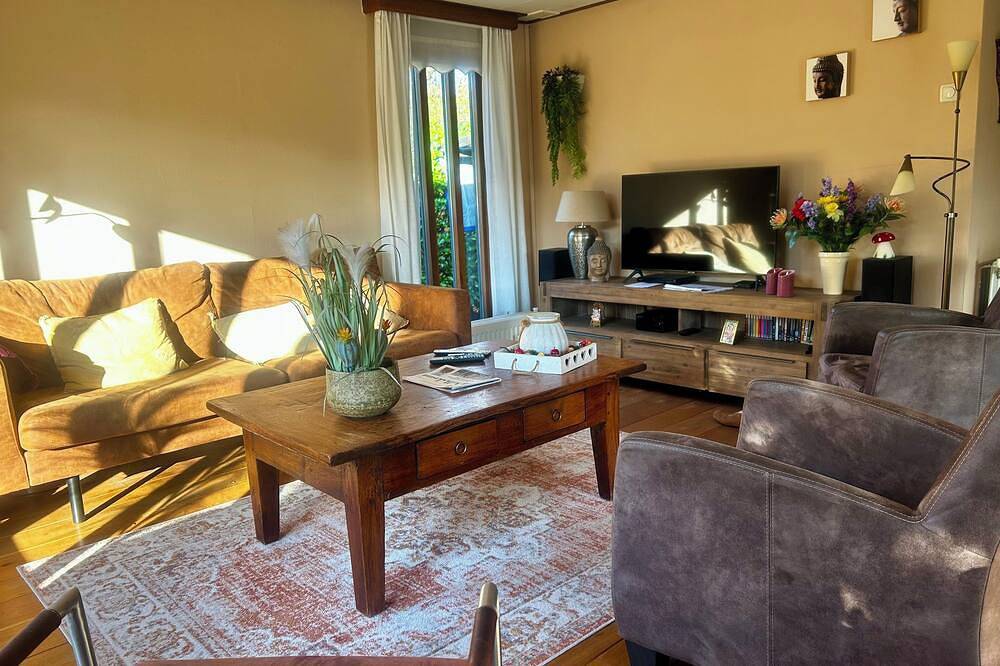 Diese freistehende Waldlodge bietet dir allen Raum und Komfort für einen entspannten Veluwe-Urlaub. Genieße die voll ausgestattete Küche mit Geschirrspüler, das gemütliche Wohnzimmer und deine eigene Terrasse in der waldreichen Umgebung. in Harderwijk, Veluwe