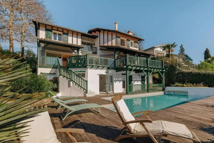 Chalet para 12 personas, con vistas además de jardín y piscina - 1