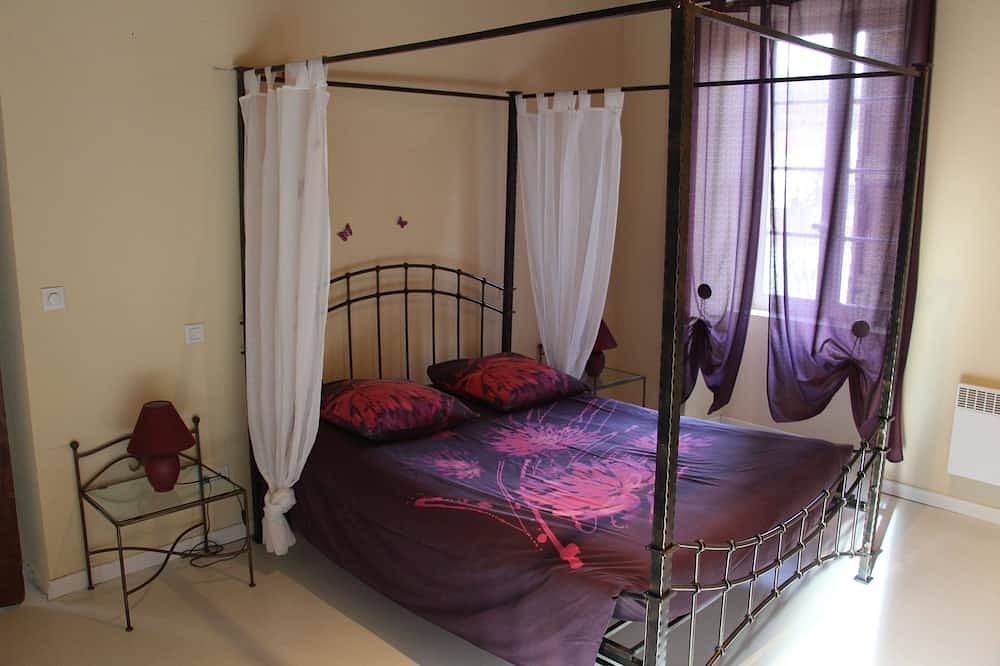 Domaine d'Alcapiès Romantic Room in Saint-Jean-d'Alcapiès, Parc naturel régional des Grands Causses