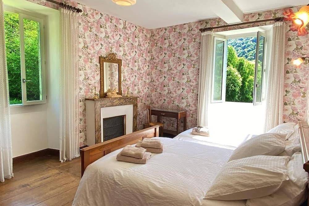 Splendid farmhouse at the foot of the Pyrenees, breathtaking view in Issor, Béarn