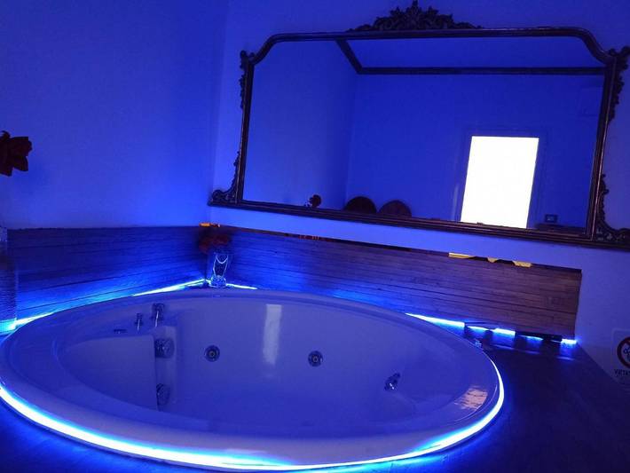 Albergo a gestione familiare per 6 persone, con giardino e piscina nonché idromassaggio - 1