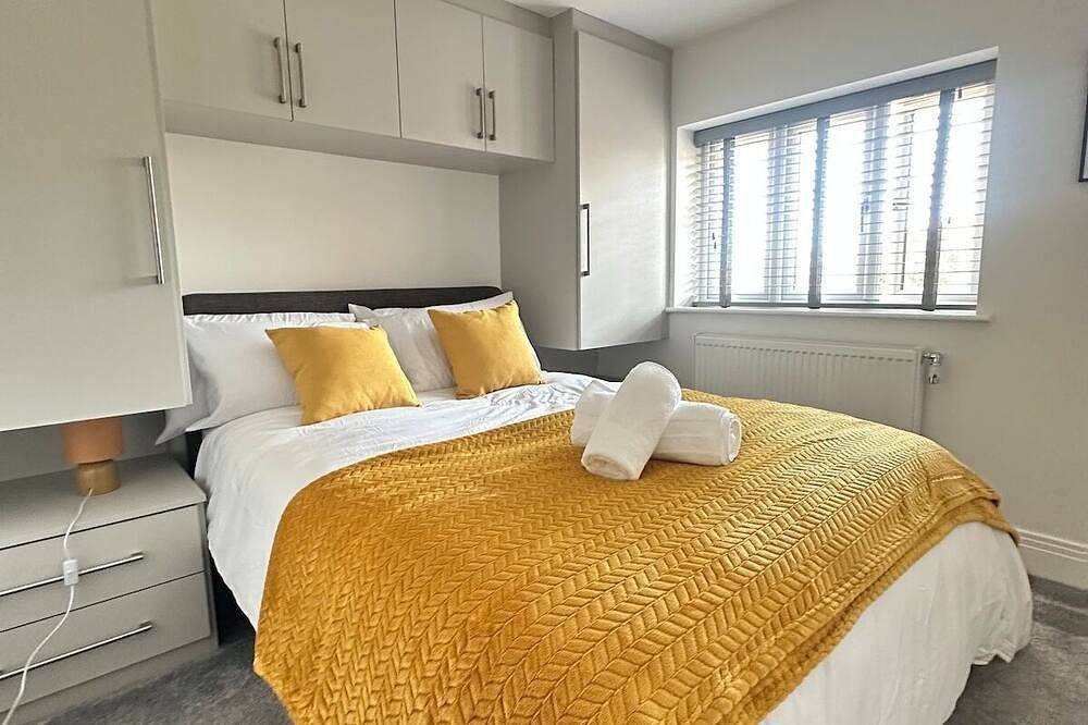 Entire apartment, Stylish Woking Stay + Parking in Woking, Surrey