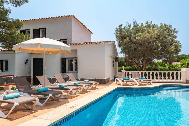 Villa for 8 people, with terrace and garden in Platja Son Bou